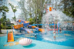 um grupo de crianças brincando em um parque aquático em Avani Plus Khao Lak Resort em Khao Lak