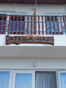 Un cartello che dice che Thea ha colpito un balcone di Attila's Guest House a Budaörs