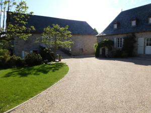 Gîte de France Chez le fustier 4 épis - Gîte de France 6 personnes MAE-8924 في Albussac: ممر أمام منزل حجري كبير