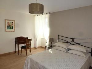 Gîte de France Chez le fustier 4 épis - Gîte de France 6 personnes MAE-8924 في Albussac: غرفة نوم بها سرير وطاولة ومكتب +22 صورة
