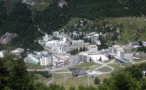 une vue aérienne sur une ville dans les montagnes dans l'établissement Résidence MARMOTTES - Studio pour 4 Personnes 004, à Gourette