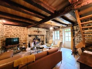 Χώρος καθιστικού στο Gîte de France Les 7 sources 3 épis - Gîte de France 8 personnes MAE-8954