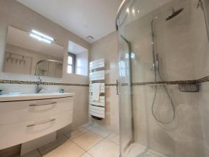 Ένα μπάνιο στο Gîte de France Les 7 sources 3 épis - Gîte de France 8 personnes MAE-8954 +32 φωτογραφίες