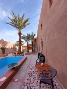 Bazén v ubytování Hotel Riad Sahara Activity nebo v jeho okolí