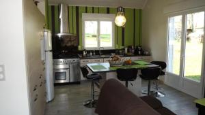 Kuchyň nebo kuchyňský kout v ubytování Gîte de France L'oustal du lac 3 épis - Gîte de France 4 personnes MAE-8964