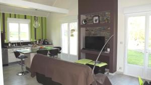 TV a/nebo společenská místnost v ubytování Gîte de France L'oustal du lac 3 épis - Gîte de France 4 personnes MAE-8964