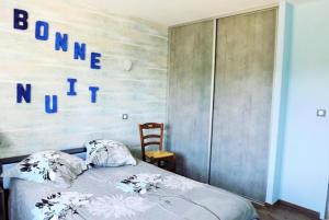 Postel nebo postele na pokoji v ubytování Gîte de France L'oustal du lac 3 épis - Gîte de France 4 personnes MAE-8964