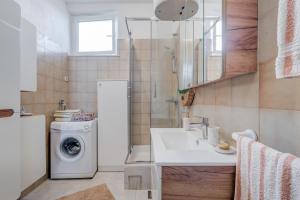 eine Küche mit Spüle und Waschmaschine in der Unterkunft Blue Paradise Apartman 2 in Sevid + 22 Fotos