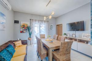 ein Wohnzimmer mit einem Tisch und einem Sofa in der Unterkunft Blue Paradise Apartman 2 in Sevid