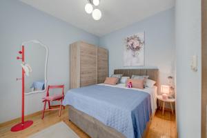 ein kleines Schlafzimmer mit einem Bett und einem roten Stuhl in der Unterkunft Blue Paradise Apartman 2 in Sevid