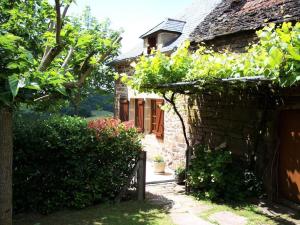 an entrance to a stone house with a gate at Gîte de France Chez le garde 3 épis - Gîte de France 4 personnes MAE-8974 in Lanteuil