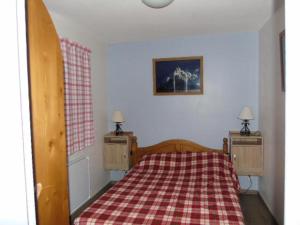 een slaapkamer met een bed met een rode plaids bij Résidence Belvedere - 2 Pièces pour 6 Personnes 664 in Modane