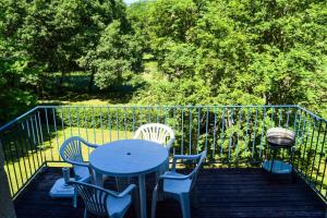 een tafel en stoelen op een terras met een tafel en stoelen bij Gîte de France à Champagnac-la-Noaille 3 épis - Gîte de France 4 personn 044 in Champagnac-la-Noaille