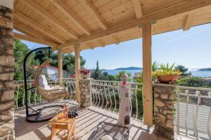 eine Terrasse mit einer hölzernen Pergola und einem Tisch in der Unterkunft Blue Paradise Apartman 2 in Sevid