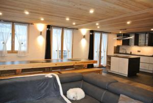 ein Wohnzimmer mit einem Sofa und einer Küche in der Unterkunft Maison 7 pièces 12 personnes centre station proche pistes 79925 in Bessans