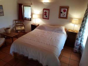 Ένα ή περισσότερα κρεβάτια σε δωμάτιο στο Gîte de France De la bergerie 2 épis - Gîte de France 4 personnes MAE-9104