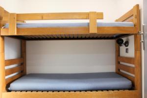 a couple of bunk beds in a room at Résidence Neves - VAL THORENS location: Studio ensoleillé pour 4 personnes dans un quartier animé (LES NEVES) MAE-9081 in Val Thorens +26 photos