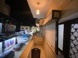 マダバにあるMesha Stele Private Hotelの車窓付きの店舗