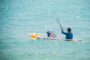 un grupo de personas en un kayak en el agua en Avani Plus Khao Lak Resort, en Khao Lak