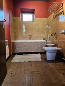 ein Badezimmer mit einer Badewanne, einem WC und einem Waschbecken in der Unterkunft Gîte de France à Eygurande 2 épis - Gîte de France 4 personnes 164 in Eygurande