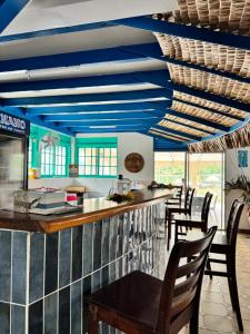 Ein Restaurant oder anderes Speiselokal in der Unterkunft Pension Hibiscus Taha'a 