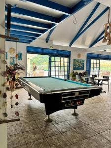 Ein Billardtisch in der Unterkunft Pension Hibiscus Taha'a