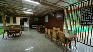 Restoran või mõni muu söögikoht majutusasutuses Sobo Joglo Jawi Guesthouse by Cocotel