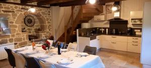 Η κουζίνα ή μικρή κουζίνα στο Gîte de France Les 7 sources 3 épis - Gîte de France 4 personnes MAE-9154