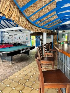 un ristorante con tavolo da biliardo e bar di Pension Hibiscus Taha'a a Vaitoare