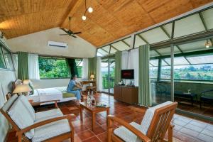 Μια τηλεόραση ή/και κέντρο ψυχαγωγίας στο Grape County Eco Resort & Spa, Nashik