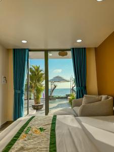 una camera con letto e vista sull'oceano di Queen Sea Resort - Đảo Phú Quý a Cu Lao Thu