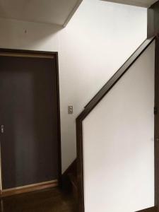 Maison Petit Lapin メゾンプチラパン في كارويزاوا: جدار أبيض كبير بجوار باب أسود +32 صورة