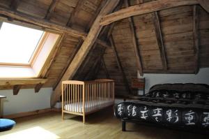 ein Schlafzimmer mit einem Bett im hölzernen Dachgeschoss in der Unterkunft Gîte de France à Saint-Martin-Sepert 2 épis - Gîte de France 8 personnes 244 