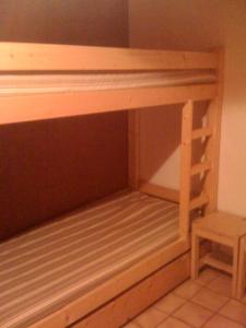 a bunk bed in a room with a stool at Studio 5 personnes avec vue montagne à Val Cenis - Studio 5 personnes MAE-7798 in Lanslevillard