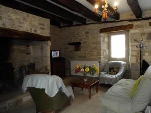 a living room with a couch and a fireplace at Gîte de France à Turenne 3 épis - Gîte de France 6 personnes 334 in Turenne