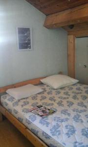 een bed met twee kussens erop bij Appartement 3 pièces 4 personnes chaleureux avec vue montagne 82123 in Aussois