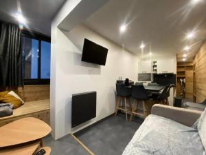 TV a/nebo společenská místnost v ubytování Résidence Vanoise - VAL THORENS location: Studio pour 4 en plein centre de la station MAE-9107