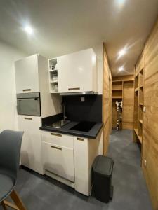 Kuchyň nebo kuchyňský kout v ubytování Résidence Vanoise - VAL THORENS location: Studio pour 4 en plein centre de la station MAE-9107