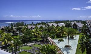 una vista aerea di un resort con palme e oceano di Akoya Hotel & Spa a La Saline Le Bains