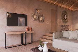 un soggiorno con divano e TV a parete di Bawe Island Zanzibar a Stone Town