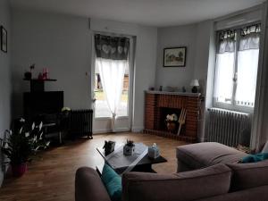 sala de estar con sofá y mesa en Gîte de France Gite de la tuilerie 3 épis - Gîte de France 3 personnes 394 en Arnac-Pompadour