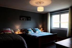 Ένα ή περισσότερα κρεβάτια σε δωμάτιο στο Gîte de France Les palinières 3 épis - Gîte de France 4 personnes MAE-9384