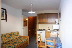 Kuchyň nebo kuchyňský kout v ubytování Résidence Hauts De La Vanoise - VAL THORENS location: studio pour deux personnes centre station MAE-9120