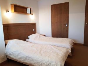 dos camas en una habitación pequeña con una puerta y una cama sidx sidx en Résidence Roc Belleface C - Agréable et spacieux quatre pièces équipé pour 10 personnes avec vue panoramique dans une résidence avec piscine et sauna MAE-1655, en Arc 1600 9 fotos más