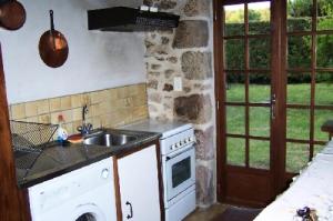 Η κουζίνα ή μικρή κουζίνα στο Gîte de France Gîte de la xaintrie 2 épis - Gîte de France 4 personnes MAE-9534 +4 φωτογραφίες