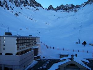 ラ・モンジーにあるAppartement à la Mongie avec accès direct aux pistes 84426の雪の山の横の建物