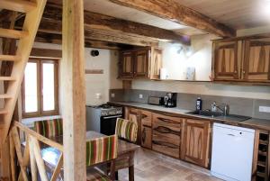 Kuchyň nebo kuchyňský kout v ubytování Gîte de France Gîte de coiral 3 épis - Gîte de France 2 personnes MAE-9524