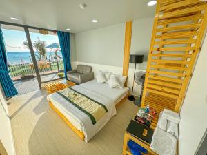 una camera con letto e scala a chiocciola di Queen Sea Resort - Đảo Phú Quý a Cu Lao Thu