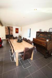 Saint-Cyr-la-RocheにあるGîte de France Le grand cluzel 4 épis - Gîte de France 8 personnes MAE-9554のギャラリーの写真