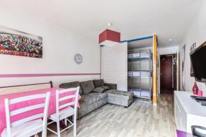 uma sala de estar com um sofá e uma mesa em Studio accès direct aux pistes à la Mongie 84848 em La Mongie